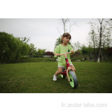 Enfants faisant glisser le vélo par pieds